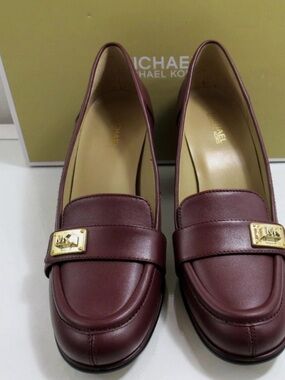 MICHAEL KORS ⭐️ PADMA 🔑 buckle LOGO, LEATHER, 3” stacked heel EUC